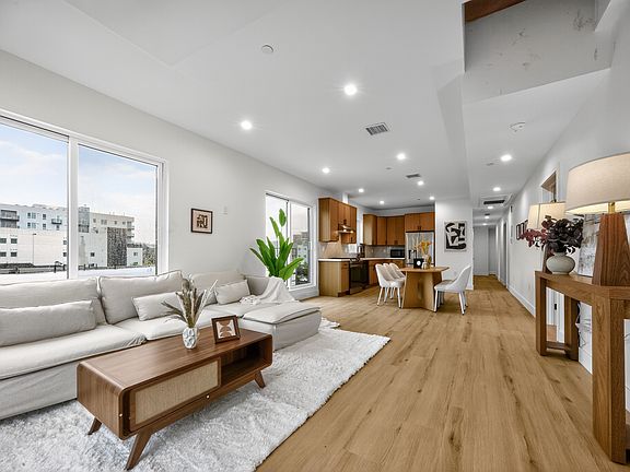 2nd image of 1252 W 37th St #Privateroom3
