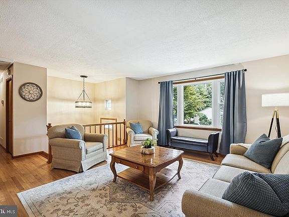 5th image of 988 Saint Margarets Dr