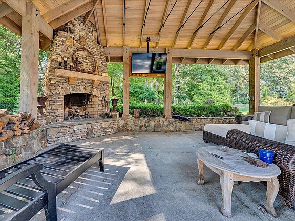 4th image of 302 Southwood Ln