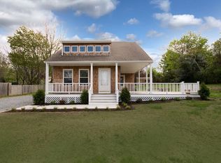 16 Peckham Ln, Tiverton, RI 02878