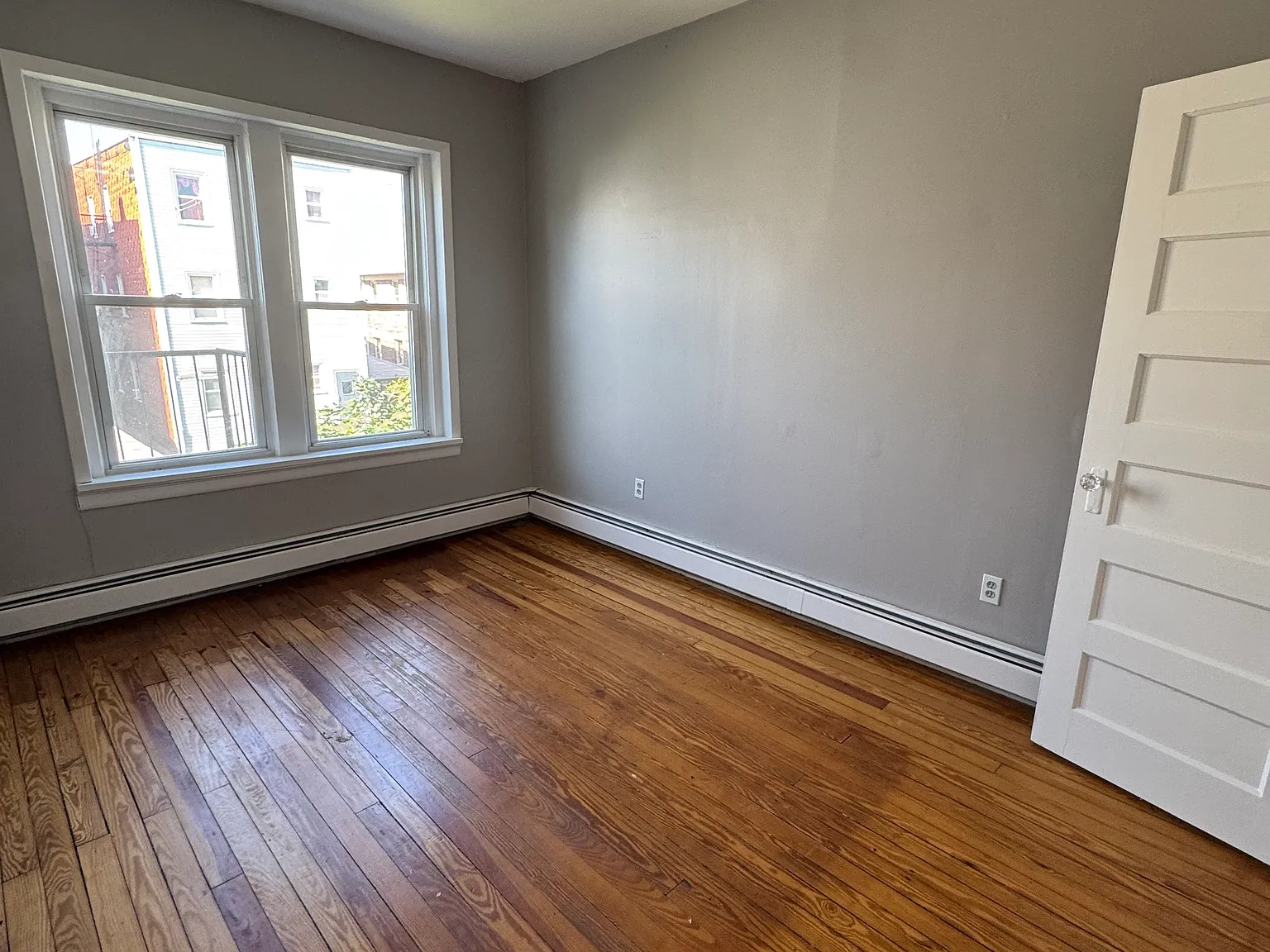 3 bed, 1000 sqft, $1,699 — Photo 3