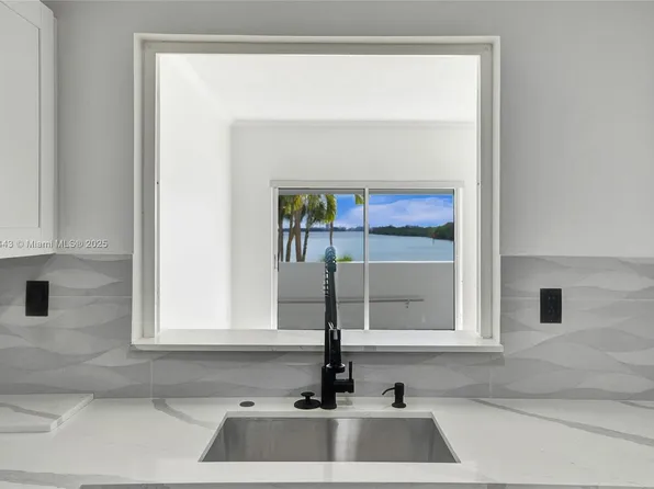 500 Bayview Dr APT 118, Sunny Isles Beach, FL 33160