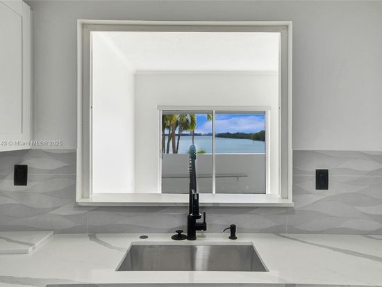 500 Bayview Dr APT 118, Sunny Isles Beach, FL 33160