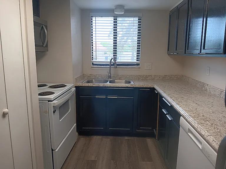 2541 S Myrtle Ave #C — Photo 39
