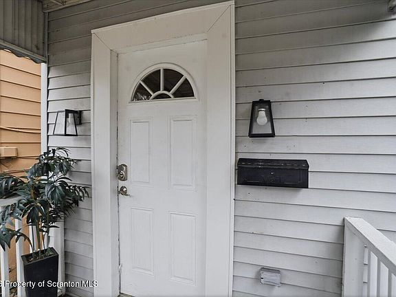 4th image of 220 Ferdinand St