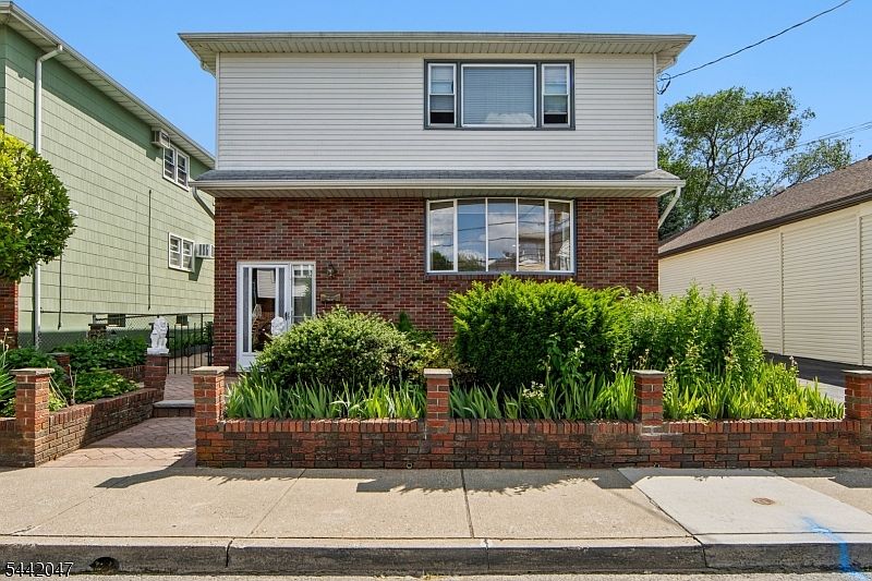 1st image of 27 Crystal St