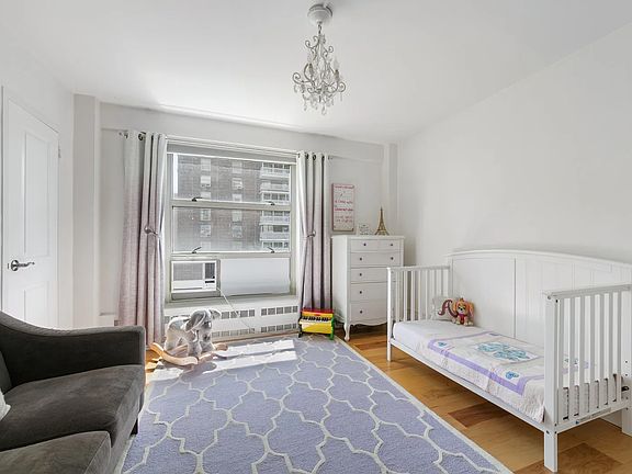 4th image of 90 La Salle St APT 8C