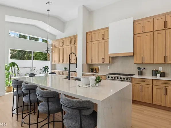 8101 Bay Harbor Dr, Las Vegas, NV 89128