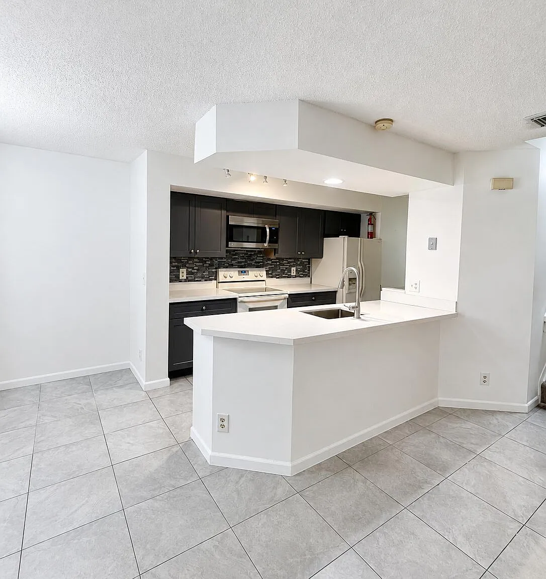 2 bed, 2.5 bath, 1324 sqft, $3,000 — Photo 2
