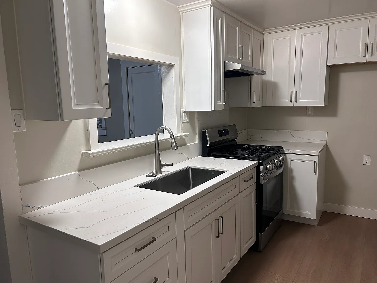 1 bed, 700 sqft, $2,100 — Photo 3