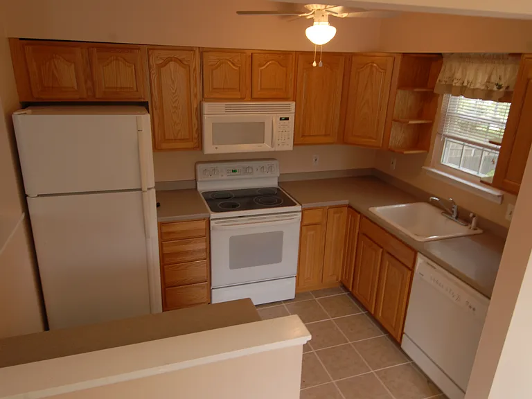 102 Deerpath Dr #B — Photo 4