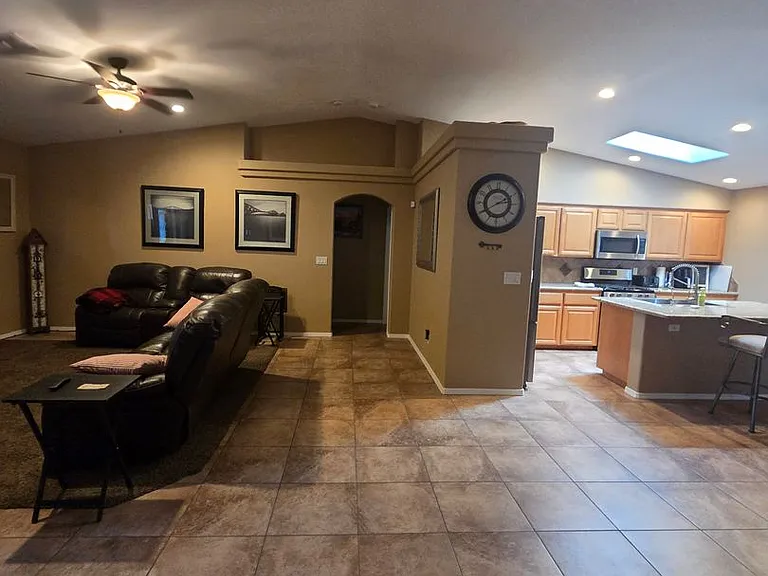 2121 E Desert Lakes Dr — Photo 24