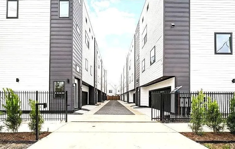 319 N Nagle St — Photo 1
