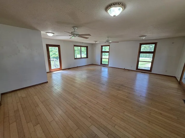 11934 Goodview Ave — Photo 29