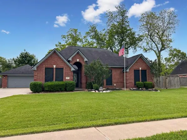 301 Williamsburg Ave, Clute, TX 77531