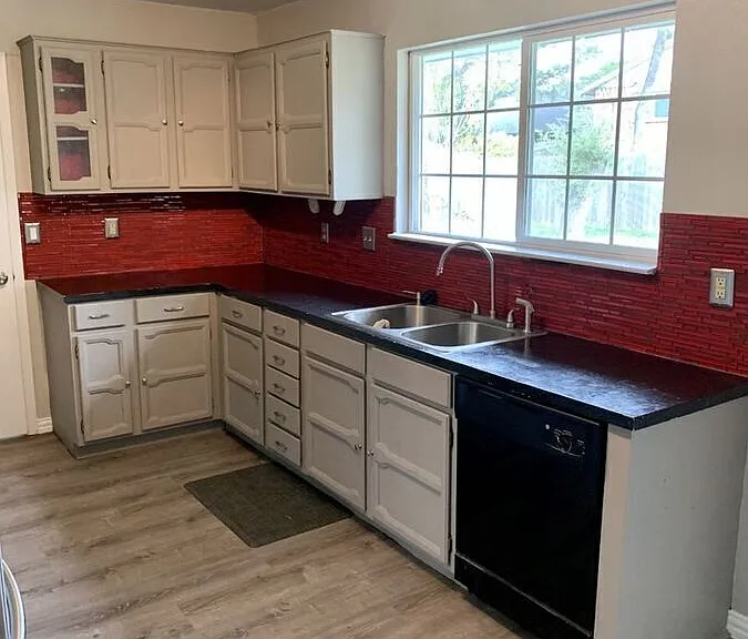 815 Cedar Oaks Ln — Photo 16