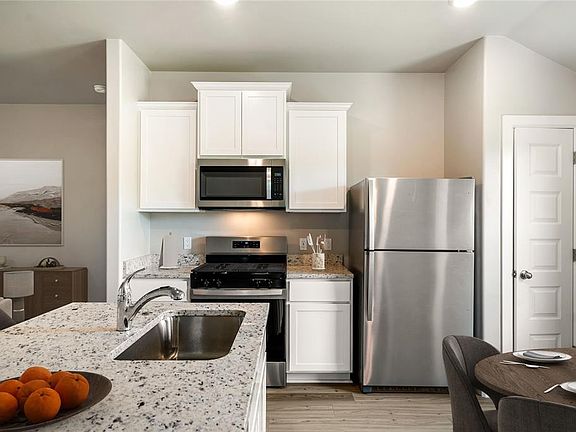 4th image of 724 Luna Way