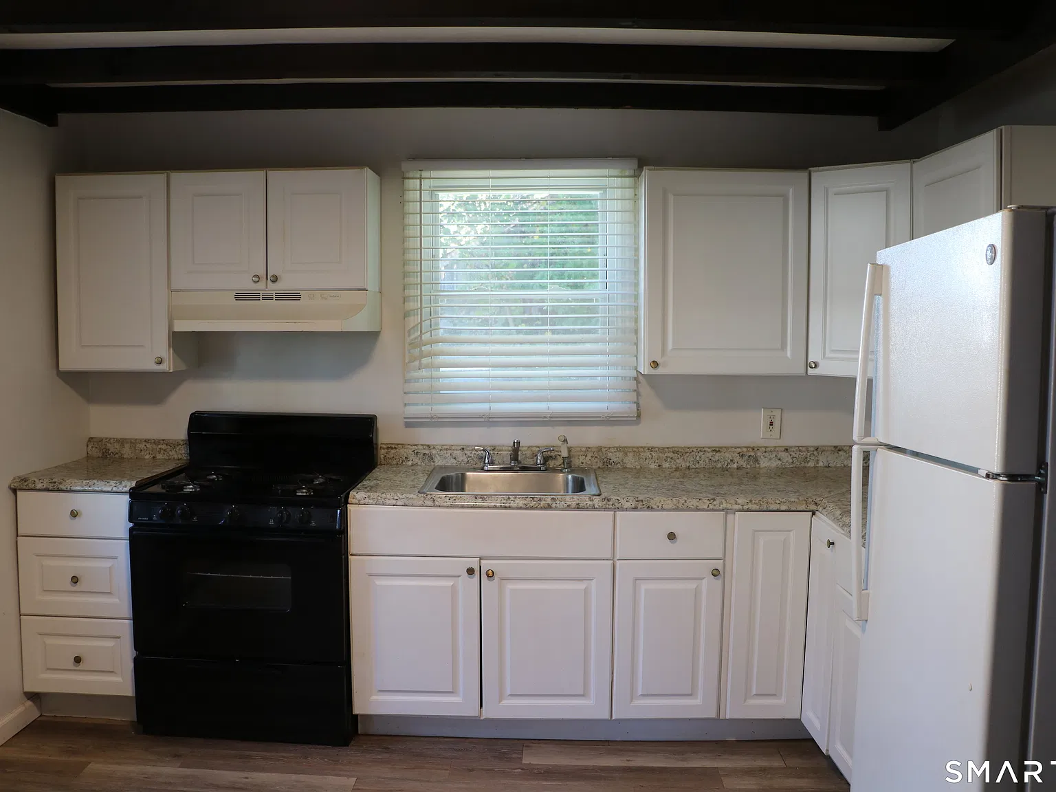 3 bed, 1.0 bath, 1000 sqft, $2,400 — Photo 3