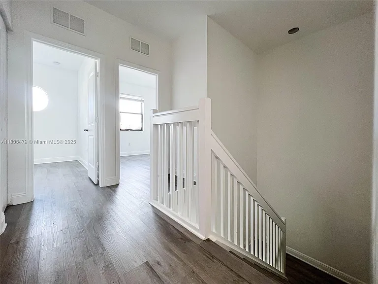 639 NE 33rd Ter — Photo 20