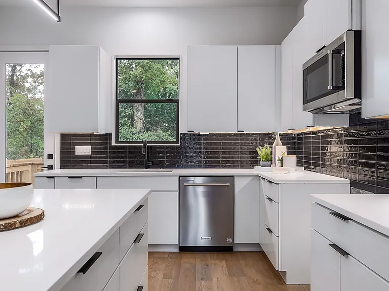1103 Manlove St — Photo 2