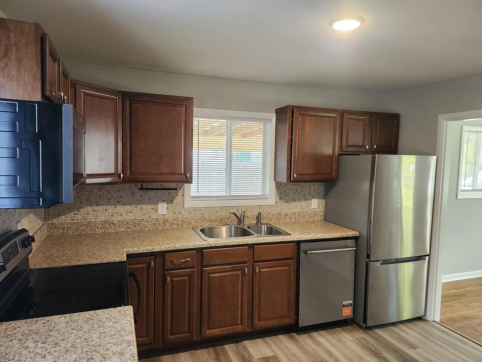 3 bed, 1.5 bath, 984 sqft, $1,700 — Photo 4
