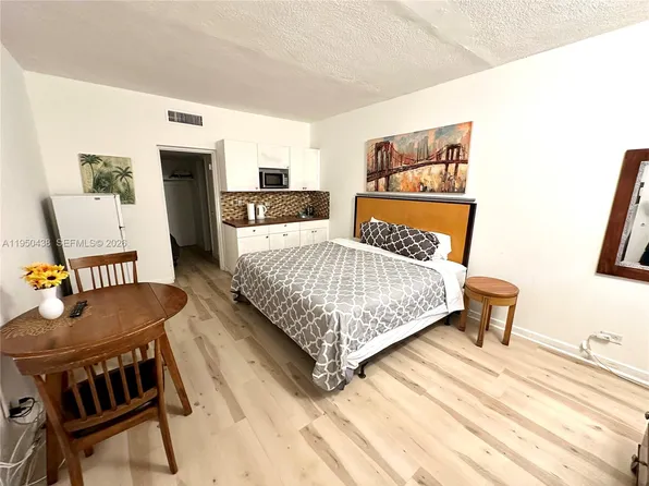 26 Diplomat Pkwy #2325, Hallandale, FL 33009