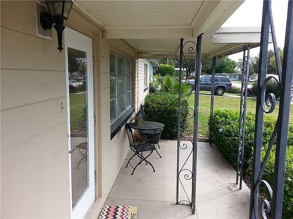 3rd image of 825 N Waterview Dr