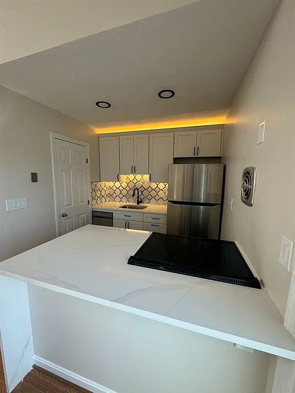 2 bed, 800 sqft, $4,400 — Photo 2