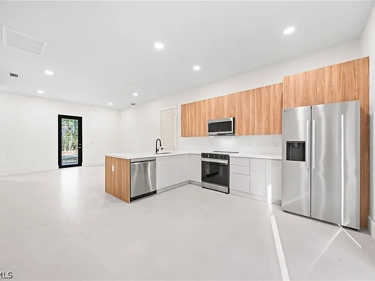 1805 W 10th St — Photo 27