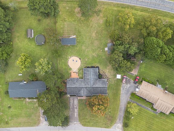 4th image of 317 Edgewater Dr