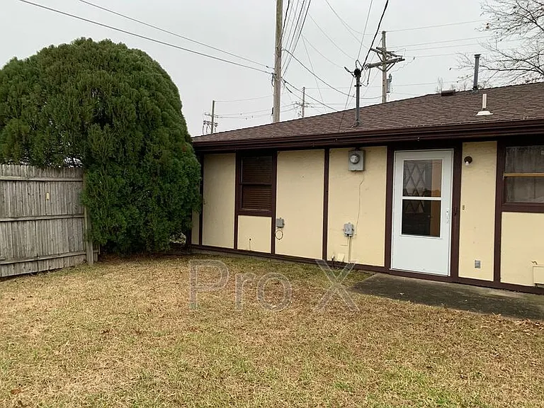 423 W Elk St — Photo 2