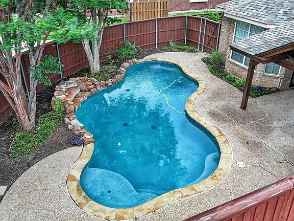 3rd image of 402 Montclair Dr