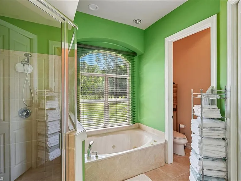2621 Golden Gate Blvd W — Photo 24