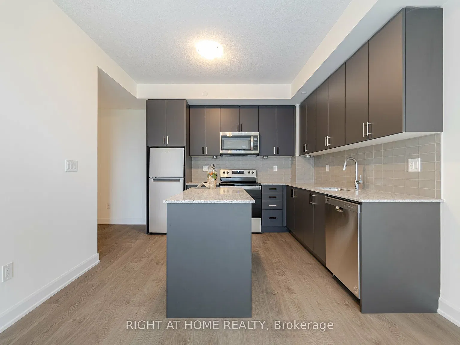 1 bed, $2,400 — Photo 4
