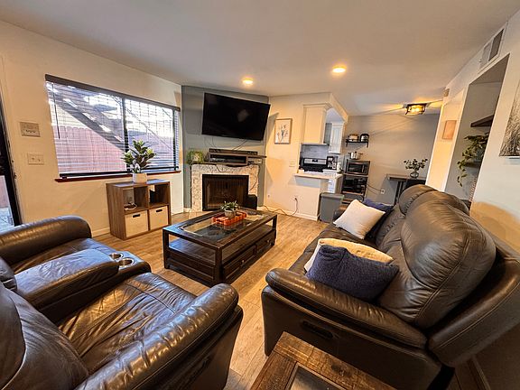 3rd image of 4752 Hawley Blvd Unit 3