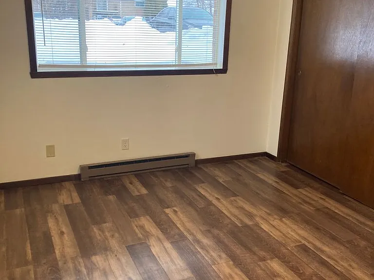 Immaculate Updated 1 and 2 Bedrooms with 1 Bath — Photo 27