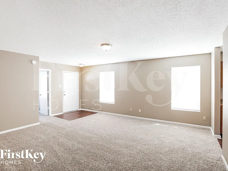 1331 Ellington Dr — Photo 5