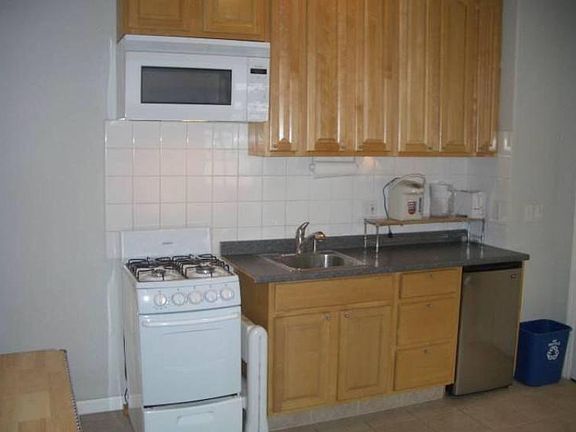 3rd image of 126 E San Salvador St