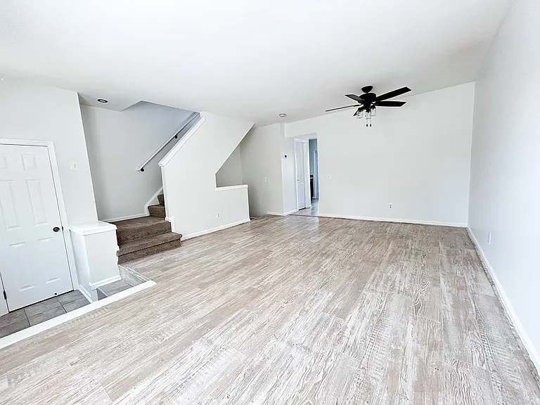 303 Bridle Crest Sq NE — Photo 2