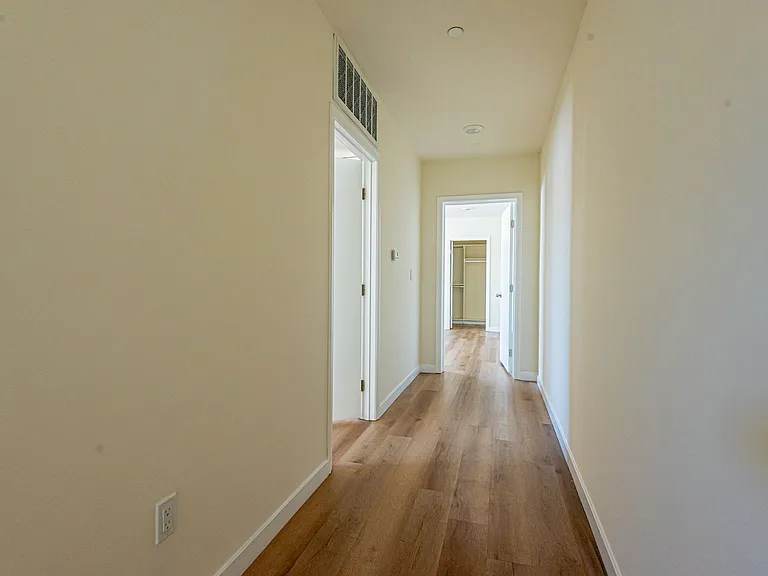 16753-16755 1/2 Sherman Way — Photo 12
