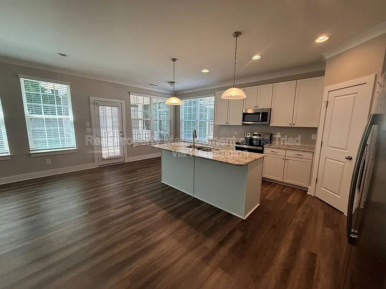 410 Salem Grace St — Photo 3
