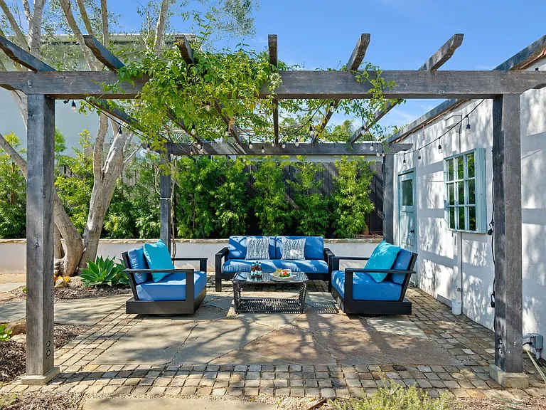 224 W Cota St — Photo 4