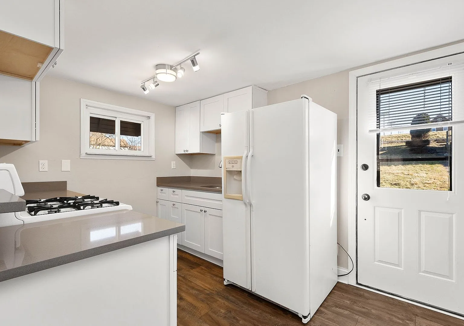 Score 50% Off 1st Month's Rent If Signed By August 28! Beautiful 2 Bedroom Home In Port Vue Avail... — Photo 1