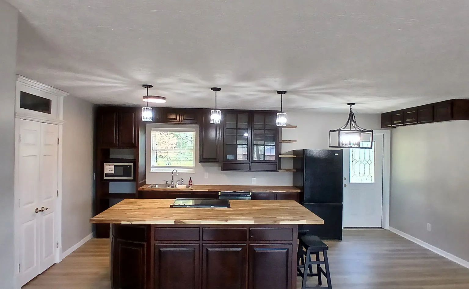 3 bed, 1400 sqft, $2,300 — Photo 2