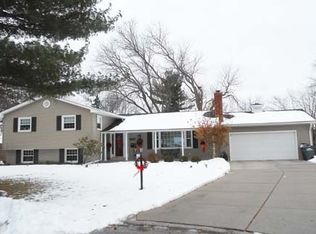 1104 Highland Park Dr, Bettendorf, IA 52722