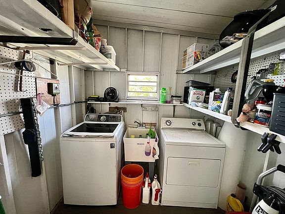 3rd image of 8910 Hollywood Dr
