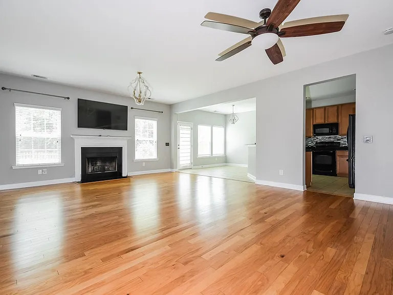233 Maywood Dr — Photo 2