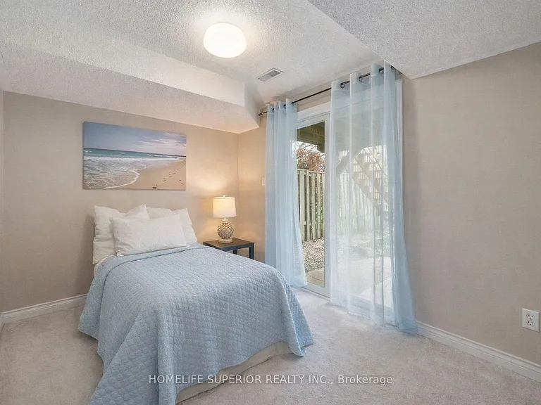 54 McCrimmon Cres — Photo 6