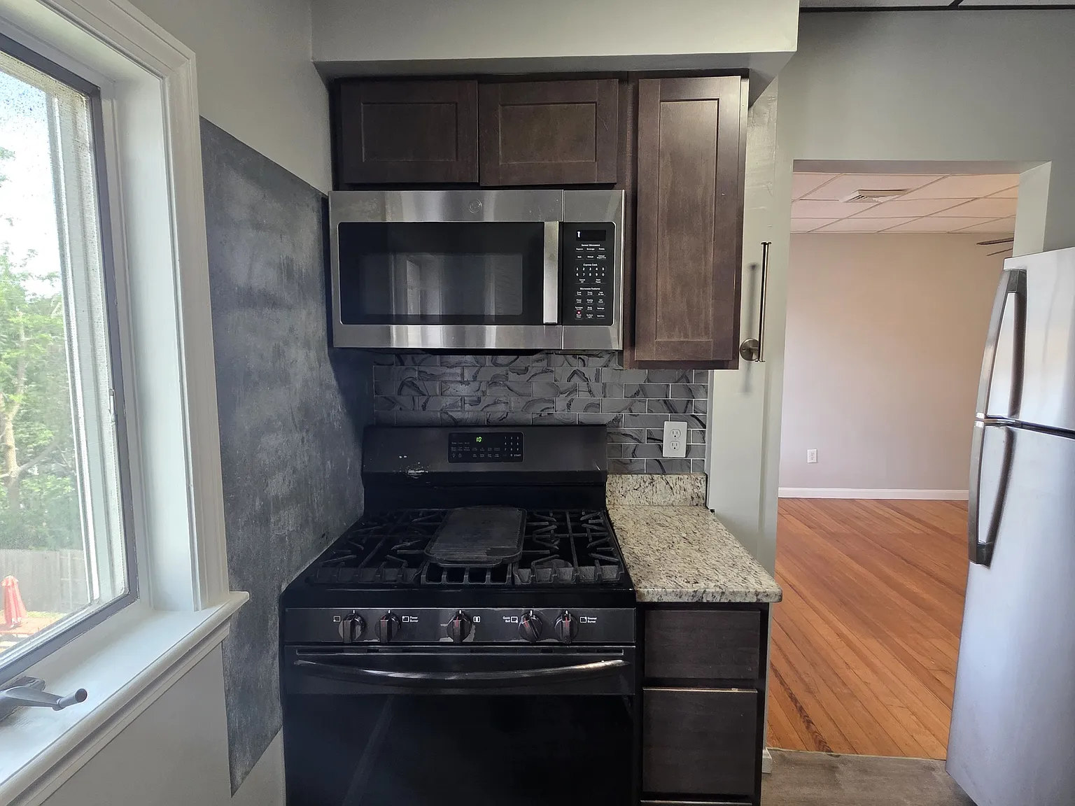 3 bed, 925 sqft, $1,800 — Photo 2