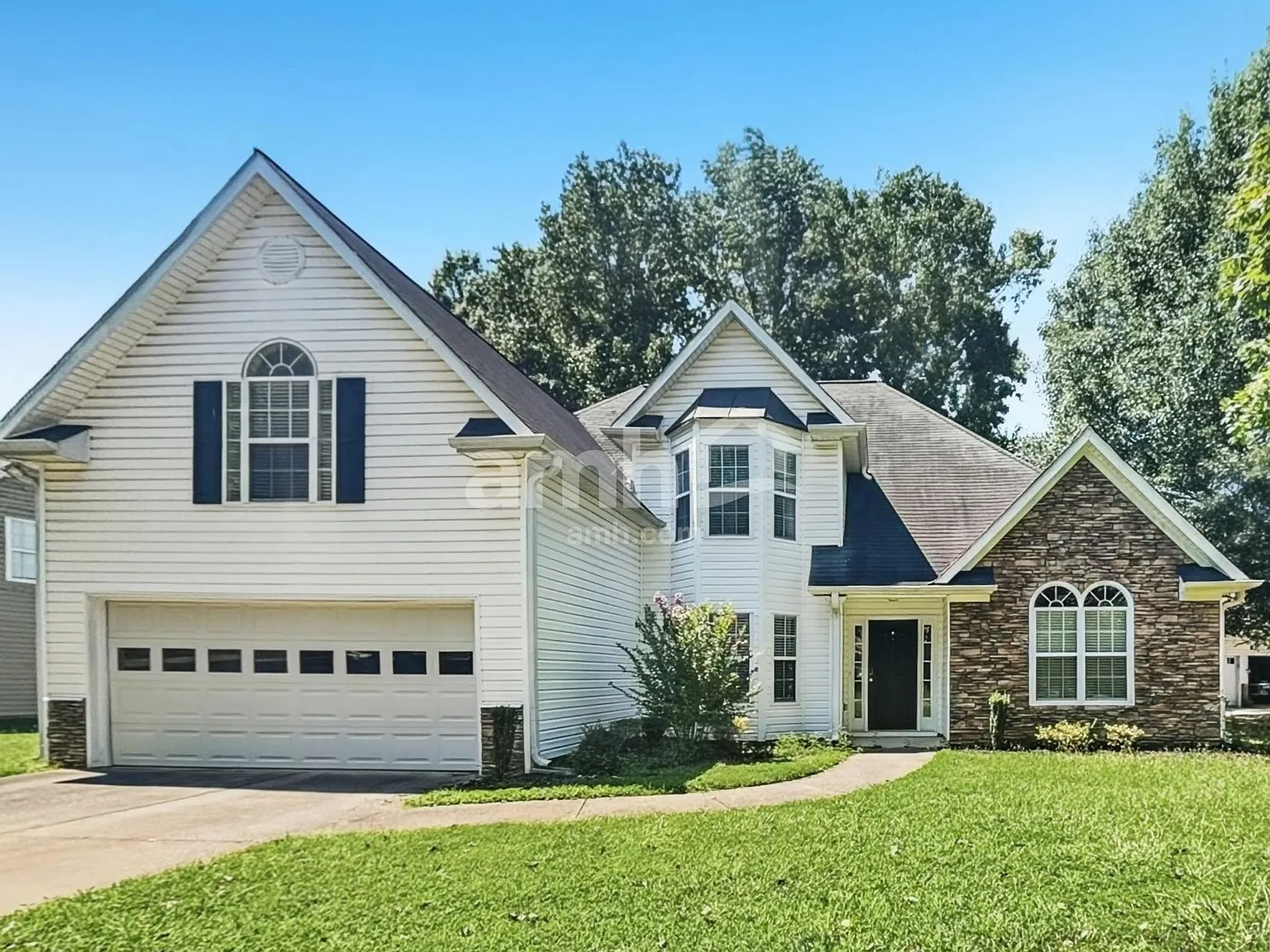4 bed, 2.5 bath, 2464 sqft, $2,465 — Photo 1